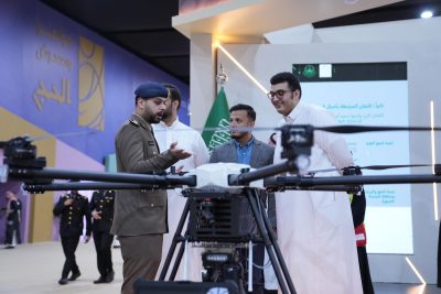 الدفاع المدني يستعرض طائرة دون طيار للبحث والإنقاذ في مؤتمر ومعرض الحج 2025 م بجدة..