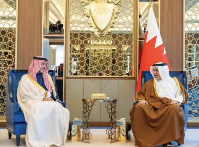ولي عهد مملكة البحرين يستقبل وزير الإعلام السعودي