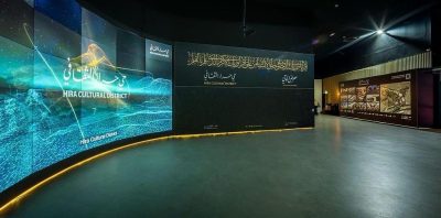 متحف القرآن الكريم بحي حراء يعرض قطعة أصليّة من كسوة الكعبة مطرزة بخيوط الذهب والحرير..