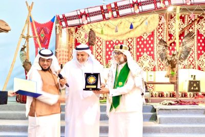المركز العربي الأوروبي يمنح المرشد السياحي عبدالعزيز بخش درع القلادة الذهبية..