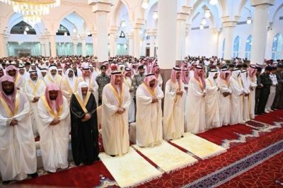 أمير منطقة جازان ونائبه يؤديان صلاة عيد الفطر..