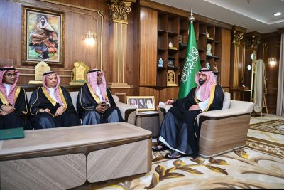 الأمير محمد بن عبدالعزيز يستقبل رئيس جامعة جازان..