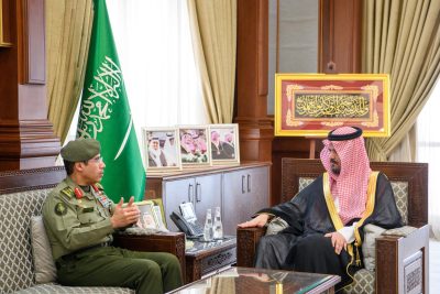 سلمان بن سلطان يستقبل مدير عام الجوازات ..