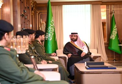 أمير منطقة جازان يتسلّم التقرير السنوي لسجون جازان للعام 2024