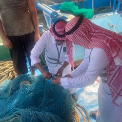 ‏بيئة الجموم تحتفي بعودة الطلاب للمدارس بتوزيع الورود