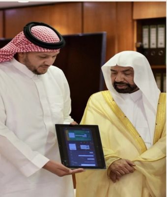الرئاسة تسلم كبار المطوفين في المسجد الحرام الرخصة الأولى المعتمدة لتطويف الطائفين عبر “توكلنا”