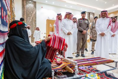 نائب أمير القصيم يزور فعاليات كرنفال بريدة للتمور