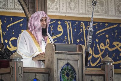 الشيخ صلاح البدير يؤم المصلين في مسجد بوترا بكوالالمبور في ماليزيا