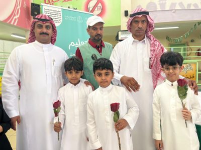 ‏بيئة الجموم تحتفي بعودة الطلاب للمدارس بتوزيع الورود