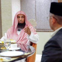 برعاية الشيخ سالم بن ركاض… توزيع مظلات واقية من حرارة الصيف على العمال في مدينة العين..