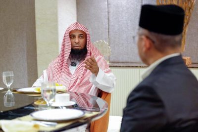 الشيخ البدير يؤم المصلين لصلاة الجمعة في ماليزيا ويلتقي العلماء..