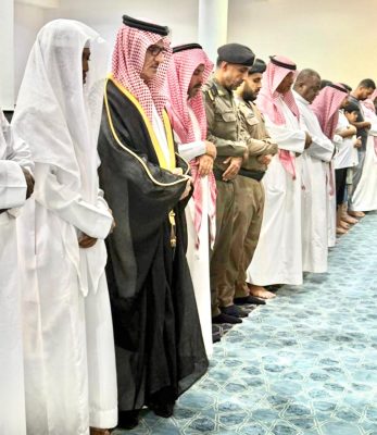 رئيس مركز ينبع النخل يؤدي صلاة الغائب على سماحة مفتي المملكة مع جموع من المصلين بجامع السويق بينبع النخل