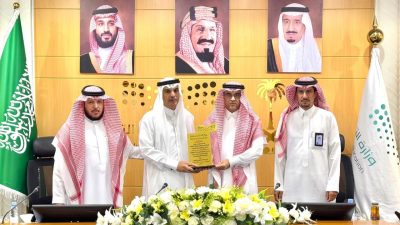 الغامدي يكرّم الزميل المورقي بعد حصوله على درجة الدكتوراه