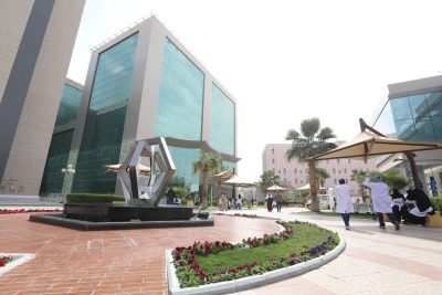 استئصال ورم ليفي يزن 8 كيلوغرامات من سيدة حامل بمدينة الملك سعود الطبية..