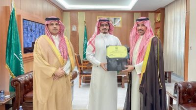 محافظ صبيا يكرم رئيس بلدية العالية ..