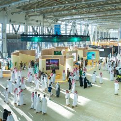 “الرياض تقرأ” … معرض الرياض الدولي للكتاب يواصل استقبال زوّاره في يومه الرابع