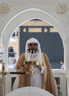 الدوسري يؤم المصلين لصلاة الجمعة بالمسجد الحرام