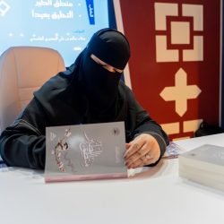 حنين توقّع على “امرأة على ذمة رجلين” في كتاب جدة