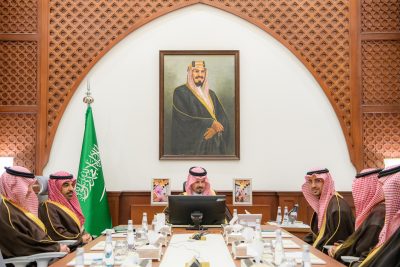 أمير المدينة يطلع على العرض الذي قدمه المركز الوطني لقياس أداء الأجهزة العامة