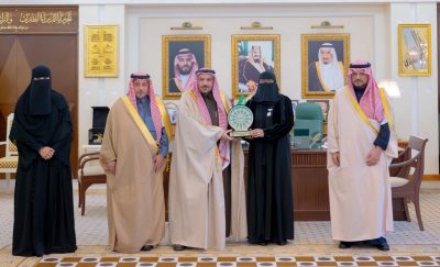 سمو أمير منطقة القصيم يكرم الأستاذة نجلاء المرزوق كأفضل قائدة تطوع بالمنطقة