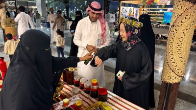 من طوكيو إلى قلب “الفل”: سائحة يابانية تستكشف عبق التراث في جناح صبيا بـ “هذه جازان”..