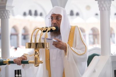 الخياط يؤم المصلين لصلاة الجمعة بالمسجد الحرام
