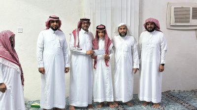 جمعية تحفيظ القرآن بالطوال تكرم الطالب إياد هزاع لحصوله على 100% دراسيا..