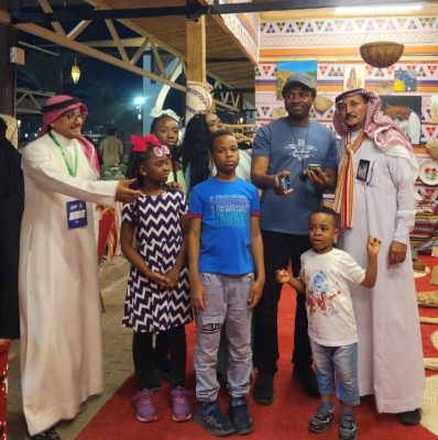 عائلة نيجيرية تخطف الأنظار في “جناح صبيا”.. انبهار بالتراث وجمال الموروث يجمع القارات في “هذي جازان”..
