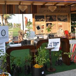 محافظ القنفذة يلتقي ممثل إعلاميي المحافظة الإعلامي محمد الشرقي في جناح الجمعيّة الإعلاميّة  بـ مهرجان «شتاؤنا تراث وغذاء»