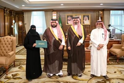 أمير جازان يكرّم مواطنة لموقفها البطولي في إنقاذ أسرة من حادث مروري..