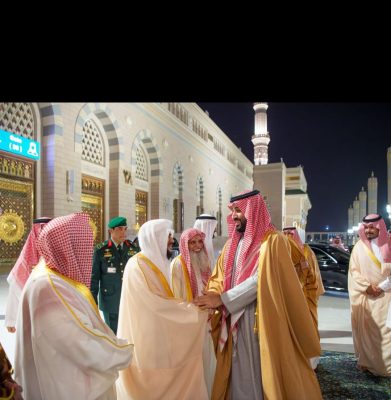 ولي العهد يزور المسجد النبوي ويؤدي الصلاة في الروضة الشريفة