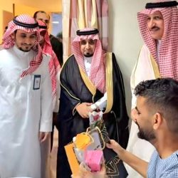 نائب أمير منطقة جازان يعايد منسوبي ونزلاء مركز التأهيل الشامل بالمنطقة..