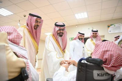 نائب أمير منطقة جازان يعايد منسوبي ونزلاء مركز التأهيل الشامل بالمنطقة..