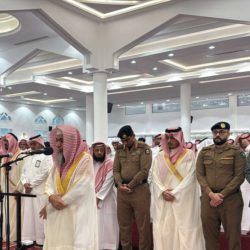 أمير منطقة جازان يؤدي صلاة عيد الفطر