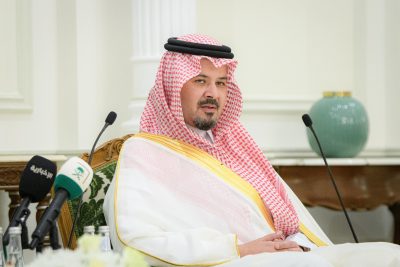 سلمان بن سلطان يستقبل جموع المهنئين بعيد الفطر المبارك