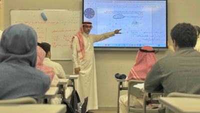 مدير عام تعليم الطائف يزور مدارس الأندلس