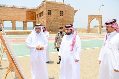 أمير جازان يتفقد الواجهة البحرية..