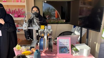 طلبة تعليم الطائف ينفّذون تجربة تقطير الورد أمام الزوار ورسم الورد عن طريق الواقع الافتراضي